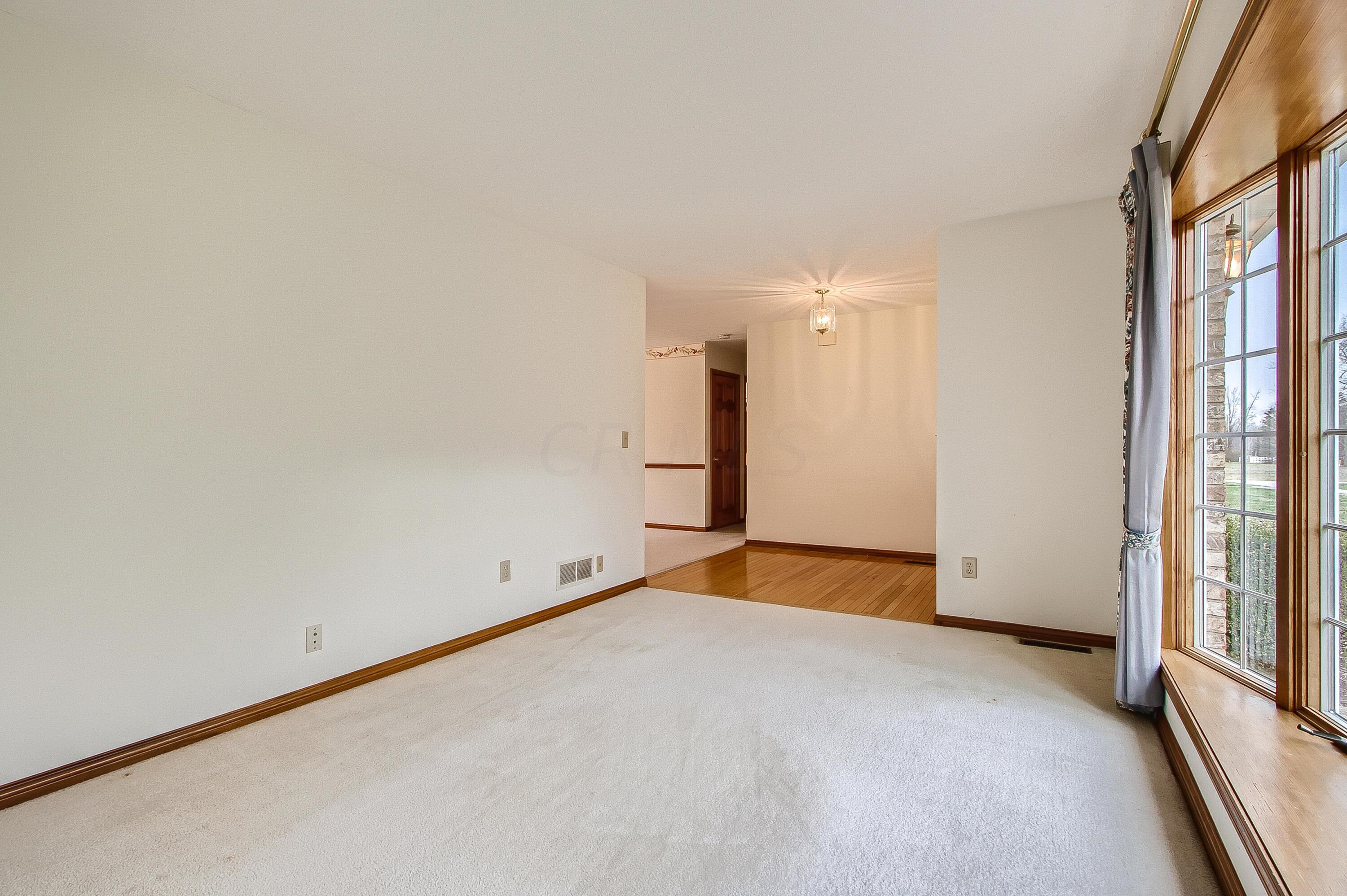 5884 Refugee Road Baltimore, OH 43105 - Photo 6 of 28 LIVING ROOM