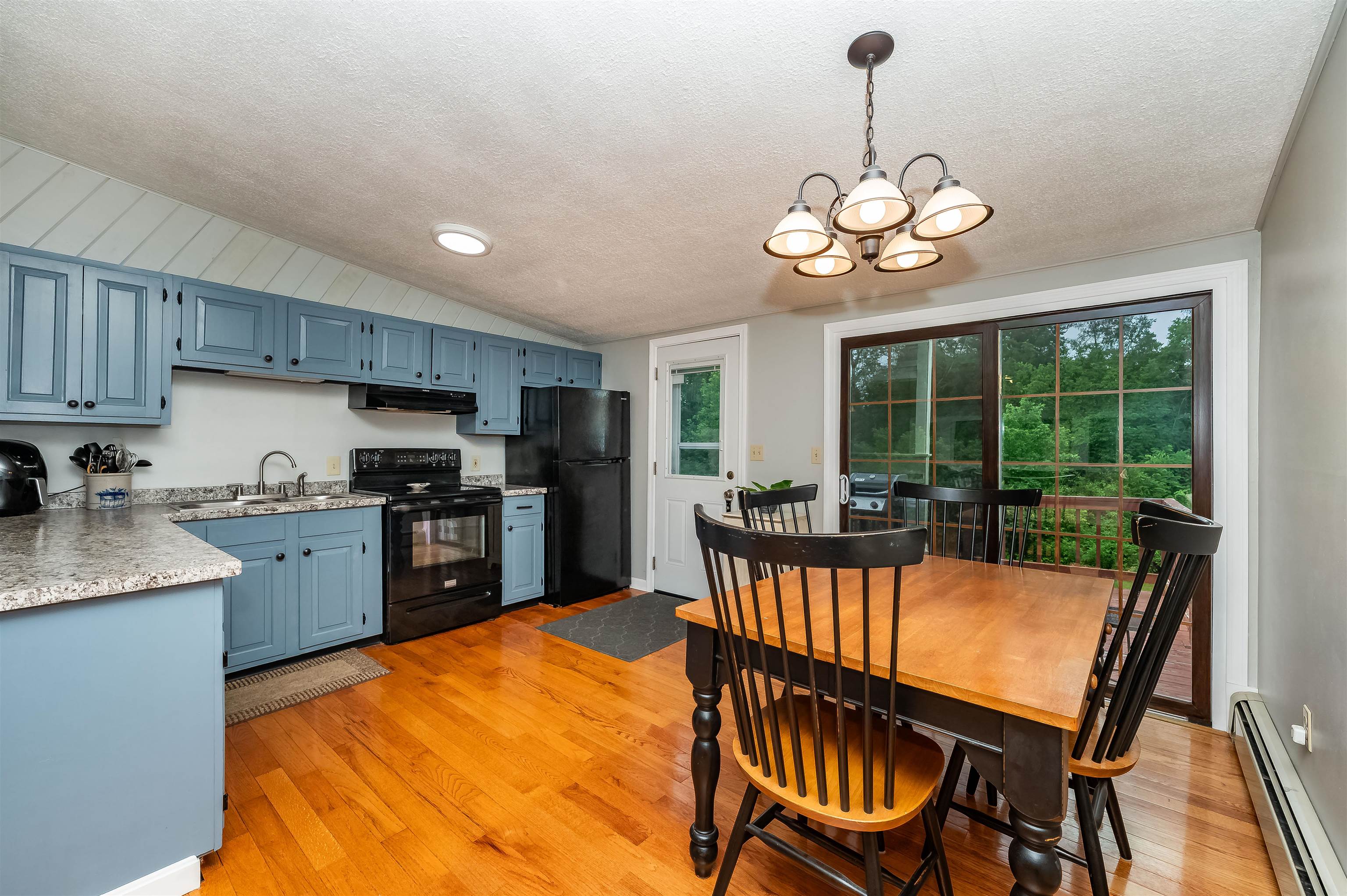 563 Pickering Road Rochester, NH 03867 - Photo 4 of 39