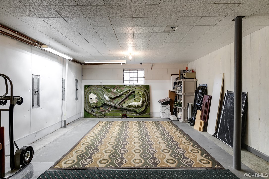 1430 Bloomfield Road Richmond, VA 23225 - Photo 35 of 47 a view of a hallway with wooden floor