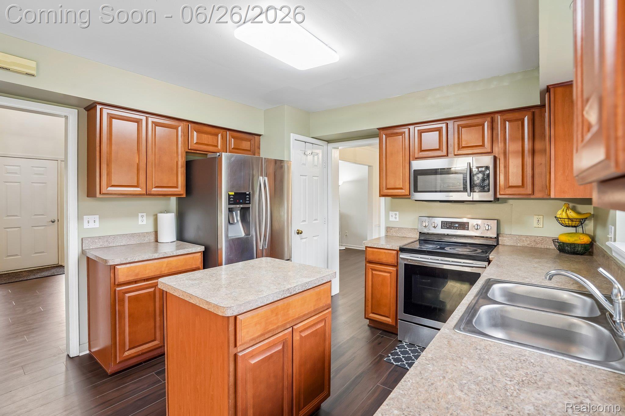 1687 Grandview Drive Rochester, MI 48306 - Photo 23 of 45 Large kitchen