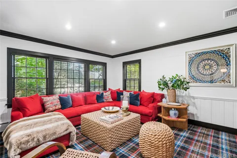 $1,899,000 | 42 Hillcrest Avenue, Roslyn, NY 11576