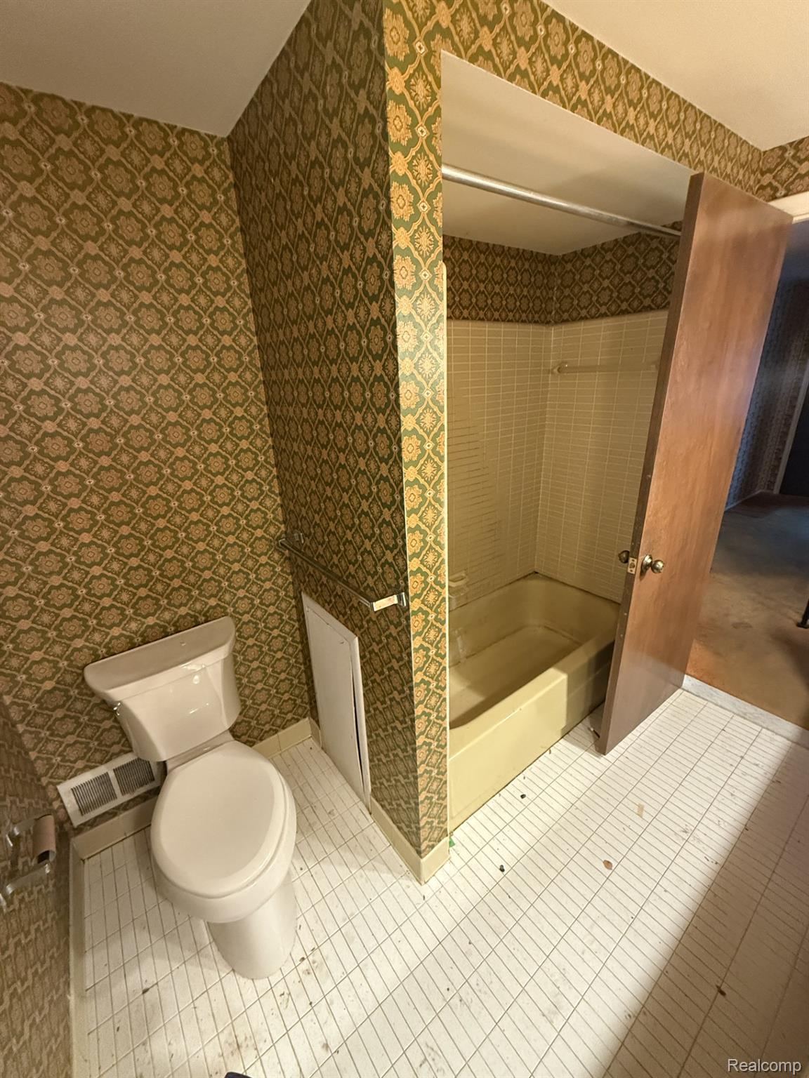 34630 Old Timber Road Farmington, MI 48331 - Photo 20 of 21 Hallway full bath