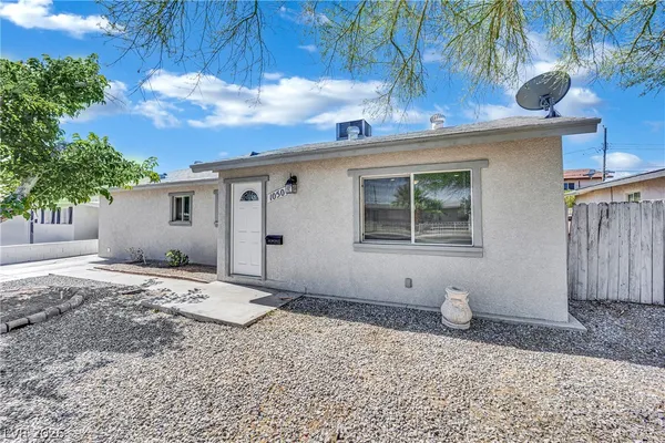 $1,900 | 1050 East Hassett Avenue, Las Vegas, NV 89104