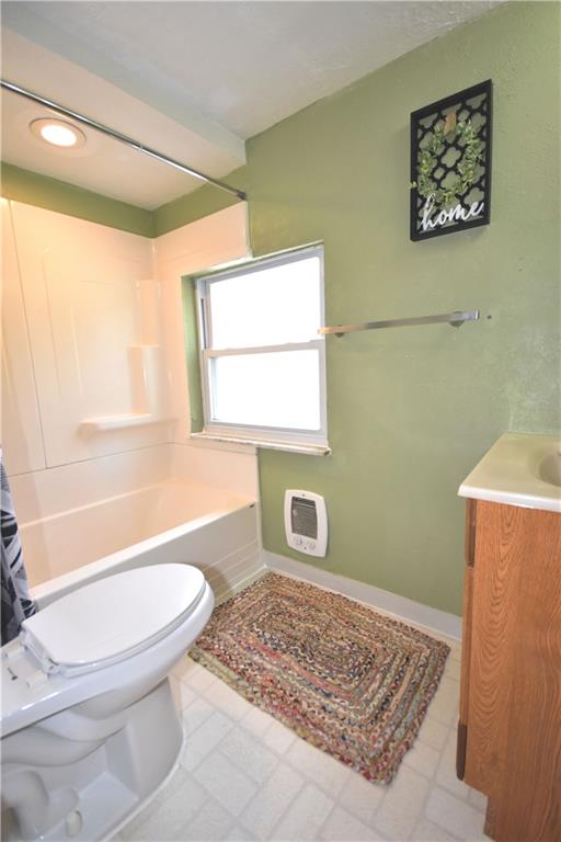 104 Earlwood Road Pittsburgh, PA 15235 - Photo 21 of 40 a bathroom with a toilet a sink and a bath tub