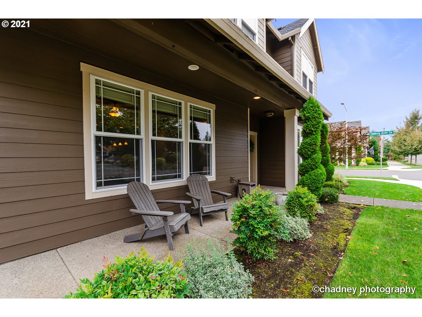 19747 Leland Road Oregon City, OR 97045 - Photo 3 of 32 a house view with a garden space