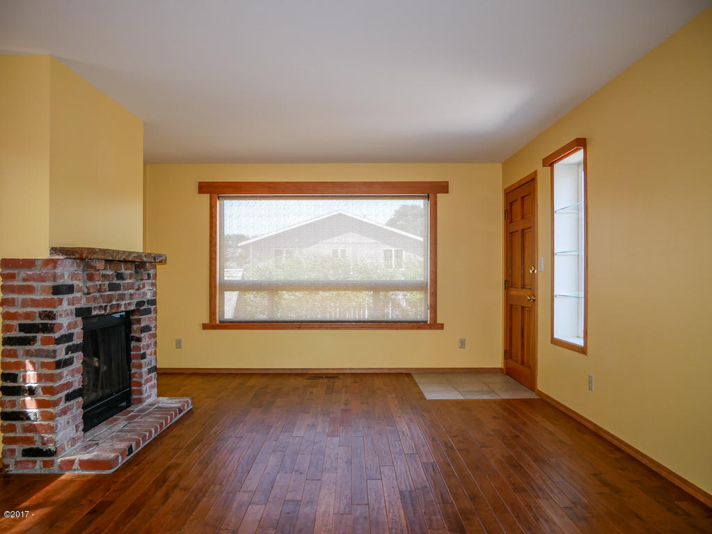 1037 Northwest Hurbert Street Newport, OR 97365 - Photo 15 of 37 Living Room