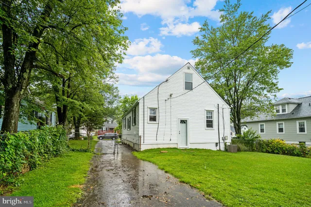 a view of a house with backyard and garden