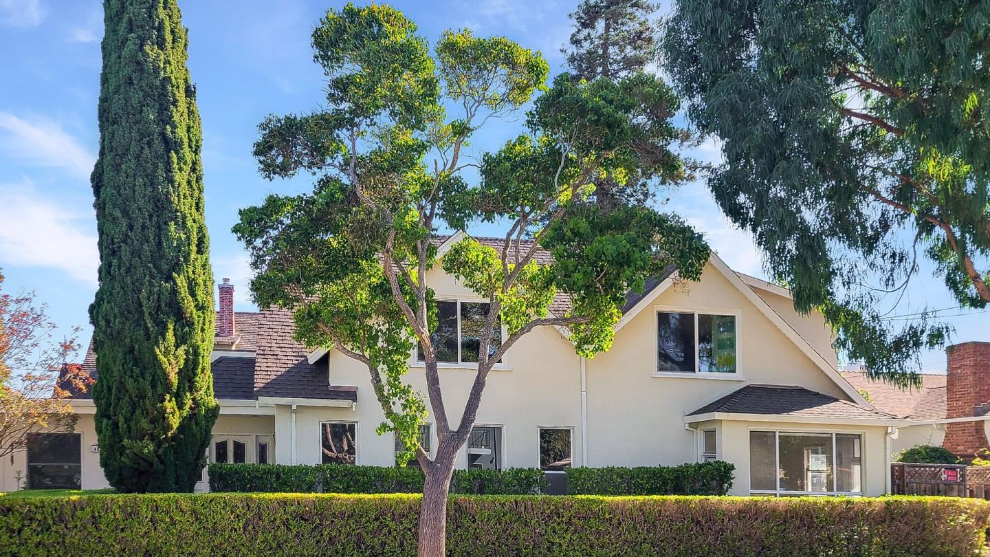 40 Bloomfield Road Burlingame, CA 94010 - Photo 2 of 45 a front view of a house with a yard