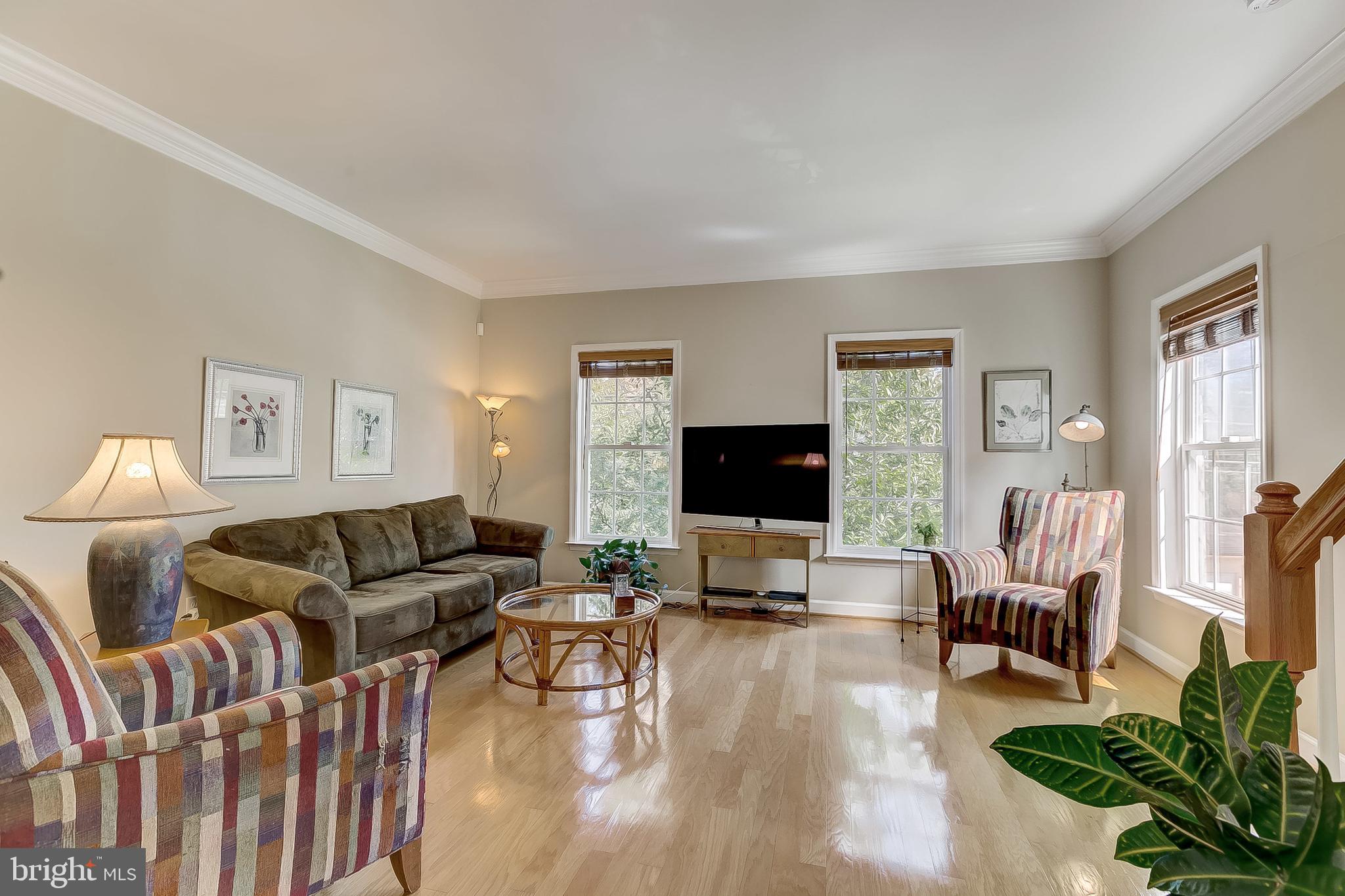 4246 Evans Chapel Road Baltimore, MD 21211 - Photo 11 of 33 Living room