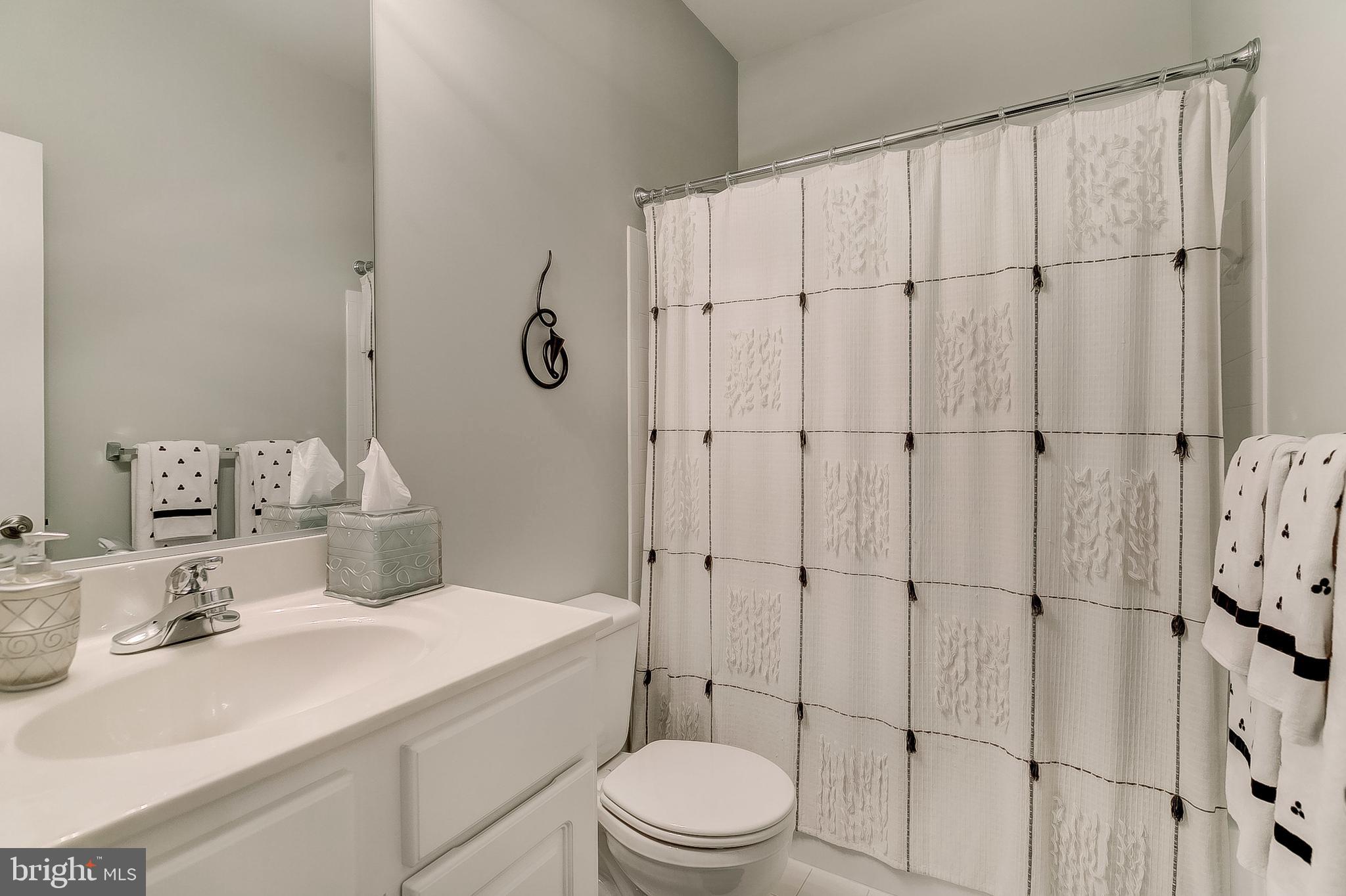 4246 Evans Chapel Road Baltimore, MD 21211 - Photo 9 of 33 Full bathroom