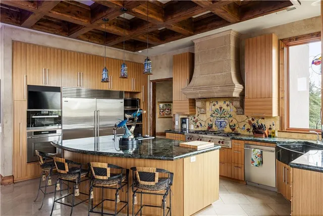 $10,798,421 | 472 Winnebago Drive, Lake Winnebago, MO 64034