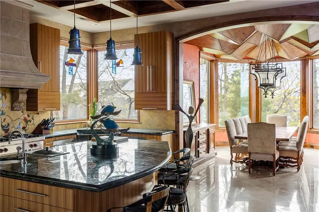 $10,798,421 | 472 Winnebago Drive, Lake Winnebago, MO 64034