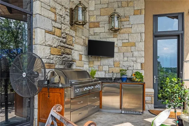 $10,798,421 | 472 Winnebago Drive, Lake Winnebago, MO 64034