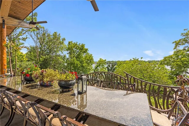 $10,798,421 | 472 Winnebago Drive, Lake Winnebago, MO 64034