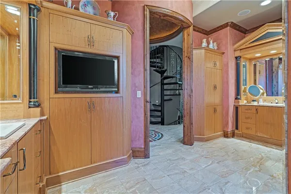 $9,900,000 | 472 Winnebago Drive, Lake Winnebago, MO 64034