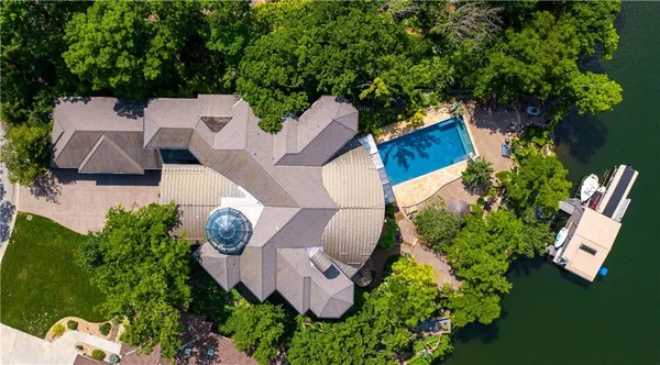 $9,900,000 | 472 Winnebago Drive, Lake Winnebago, MO 64034