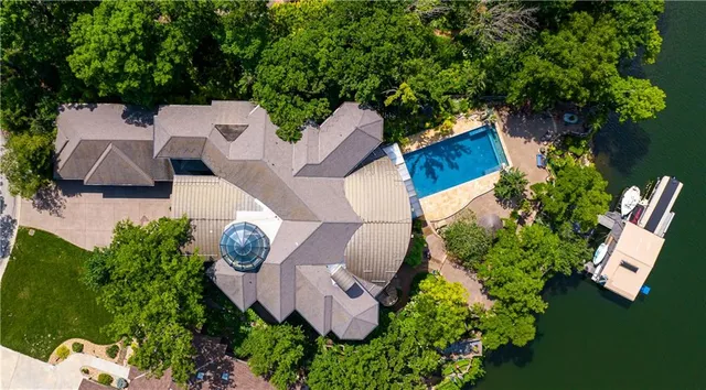 $10,798,421 | 472 Winnebago Drive, Lake Winnebago, MO 64034