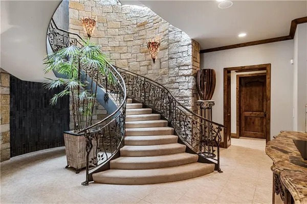 $9,900,000 | 472 Winnebago Drive, Lake Winnebago, MO 64034