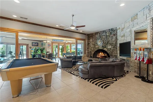 $9,900,000 | 472 Winnebago Drive, Lake Winnebago, MO 64034