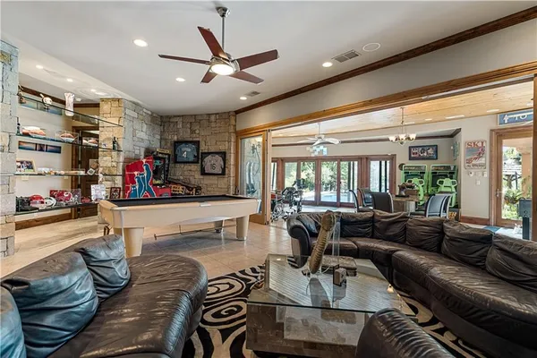 $9,900,000 | 472 Winnebago Drive, Lake Winnebago, MO 64034