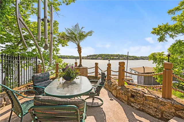 $10,798,421 | 472 Winnebago Drive, Lake Winnebago, MO 64034