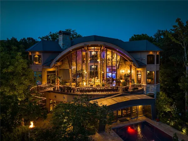 $9,900,000 | 472 Winnebago Drive, Lake Winnebago, MO 64034