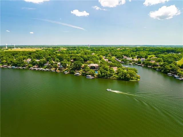 $10,798,421 | 472 Winnebago Drive, Lake Winnebago, MO 64034