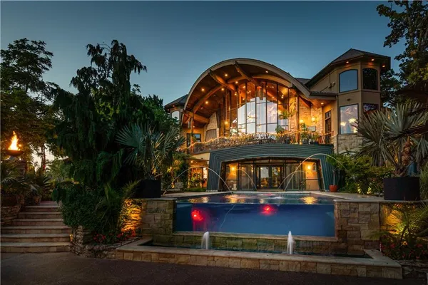 $9,900,000 | 472 Winnebago Drive, Lake Winnebago, MO 64034