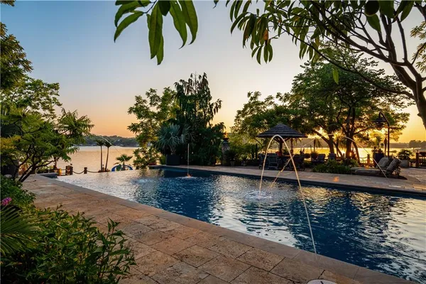 $9,900,000 | 472 Winnebago Drive, Lake Winnebago, MO 64034