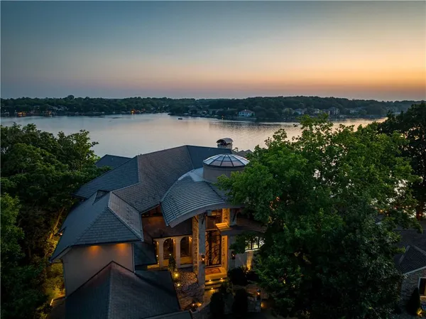 $9,900,000 | 472 Winnebago Drive, Lake Winnebago, MO 64034