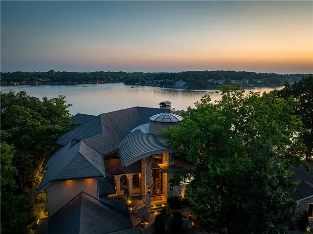 $10,798,421 | 472 Winnebago Drive, Lake Winnebago, MO 64034