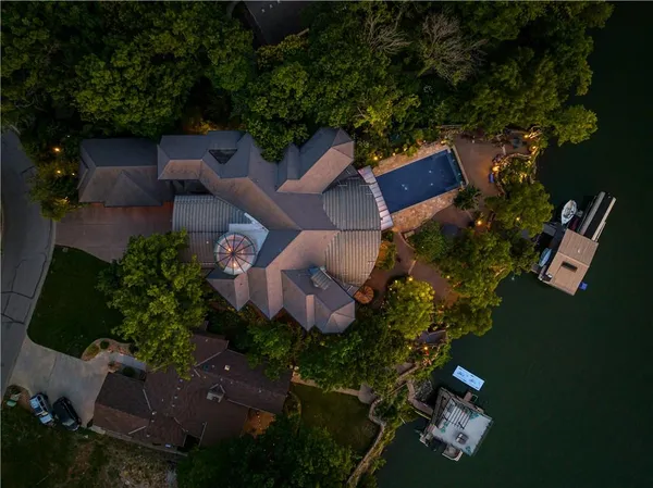 $9,900,000 | 472 Winnebago Drive, Lake Winnebago, MO 64034