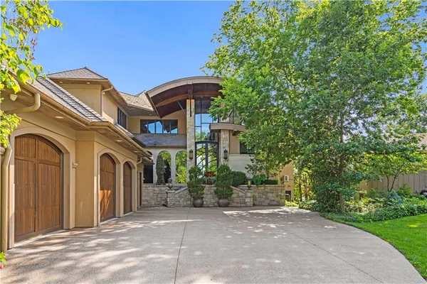 $9,900,000 | 472 Winnebago Drive, Lake Winnebago, MO 64034