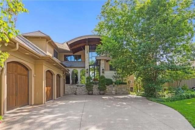 $10,798,421 | 472 Winnebago Drive, Lake Winnebago, MO 64034