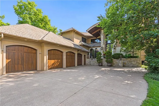 $10,798,421 | 472 Winnebago Drive, Lake Winnebago, MO 64034