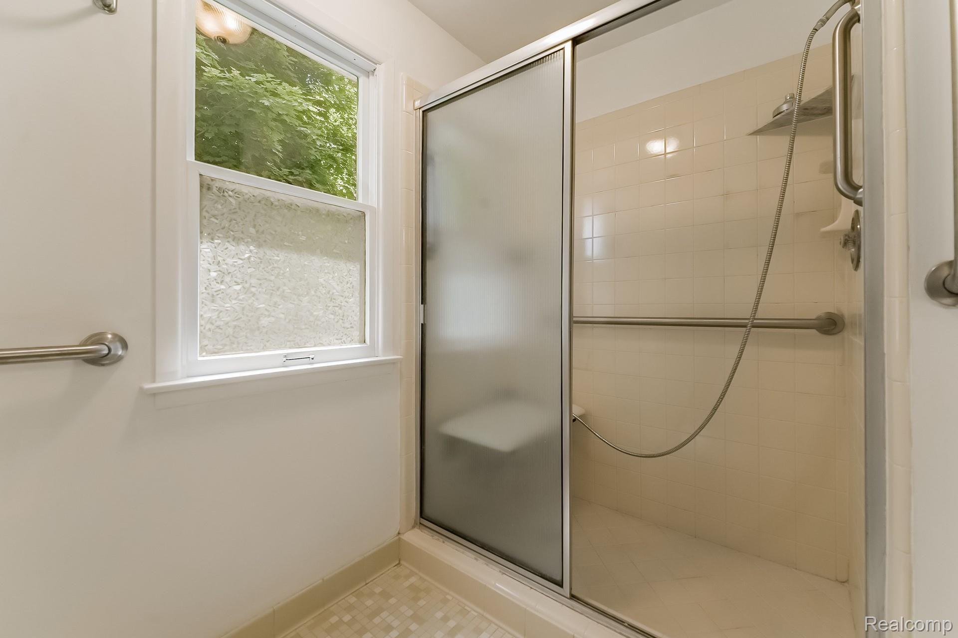 896 Allston Drive Rochester, MI 48309 - Photo 30 of 57 036-photo-bathroom-8358038.jpg