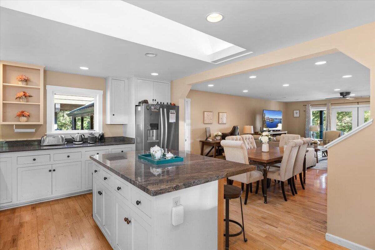 7670 Hyatt Prairie Road Ashland, OR 97520 - Photo 11 of 49 View from kitchen to dining area