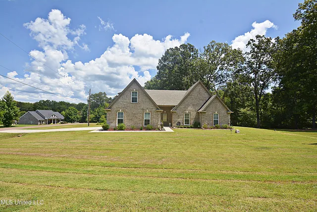 $389,900 | 151 Oak Ridge Lakes Drive, Coldwater, MS 38618