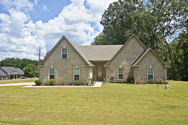 $389,900 | 151 Oak Ridge Lakes Drive, Coldwater, MS 38618