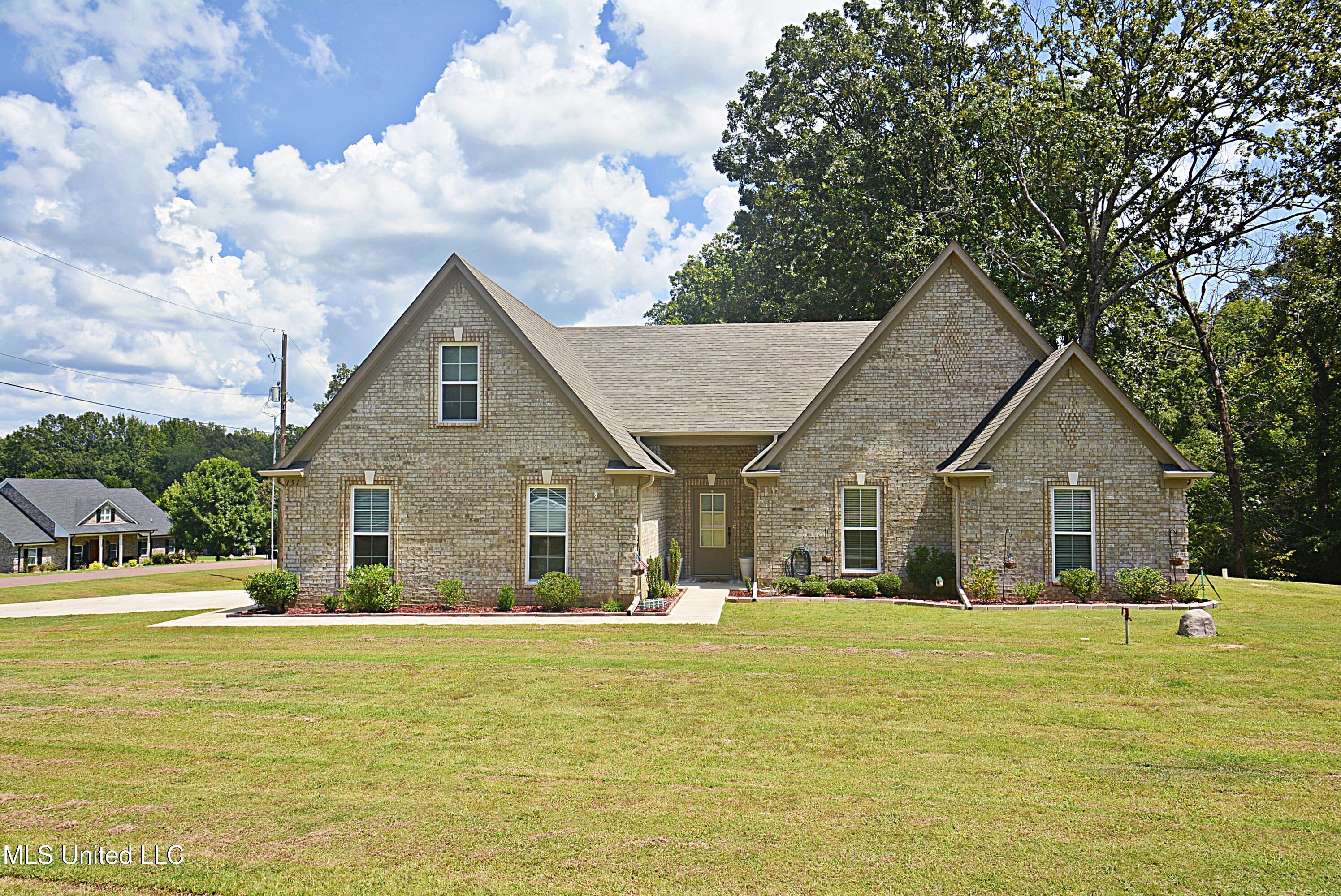 151 Oak Ridge Lakes Drive Coldwater, MS 38618 - Photo 2 of 27 Front Upclose