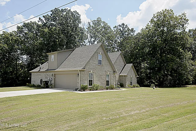 $389,900 | 151 Oak Ridge Lakes Drive, Coldwater, MS 38618