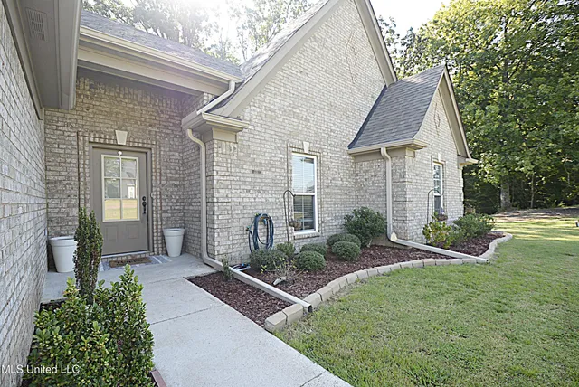 $389,900 | 151 Oak Ridge Lakes Drive, Coldwater, MS 38618