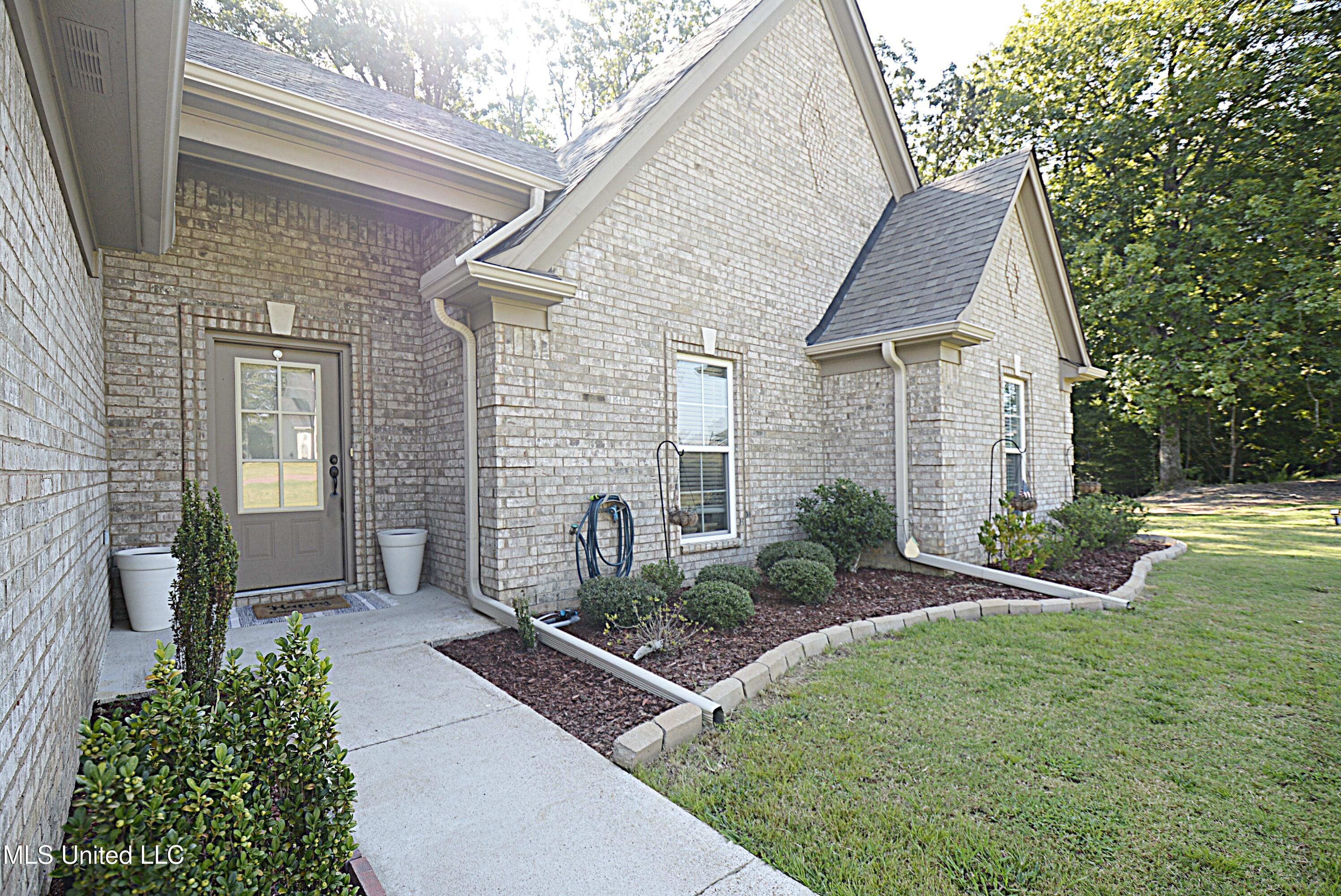 151 Oak Ridge Lakes Drive Coldwater, MS 38618 - Photo 4 of 27 Front Door