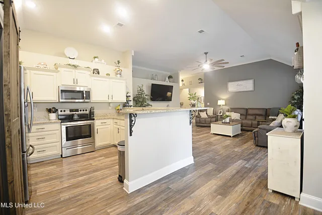 $389,900 | 151 Oak Ridge Lakes Drive, Coldwater, MS 38618