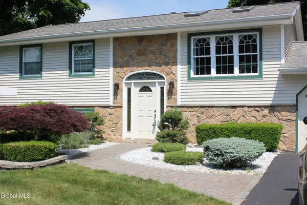 $349,999 | 4 Mari Nol Circle, Clifton Park, NY 12065