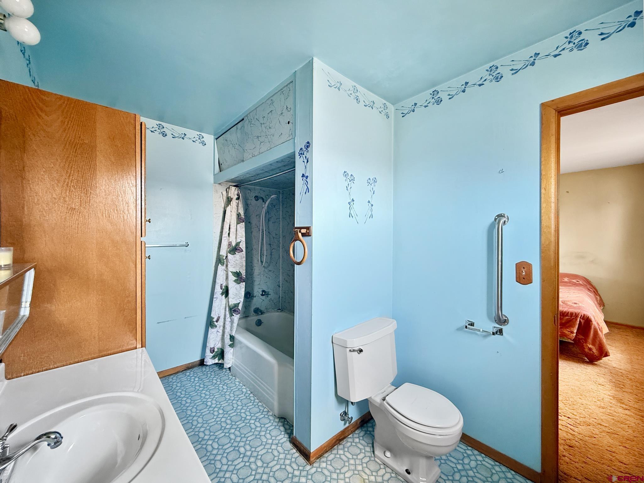 34706 Fruitland Mesa Road Crawford, CO 81415 - Photo 20 of 45 a bathroom with a sink a toilet and shower