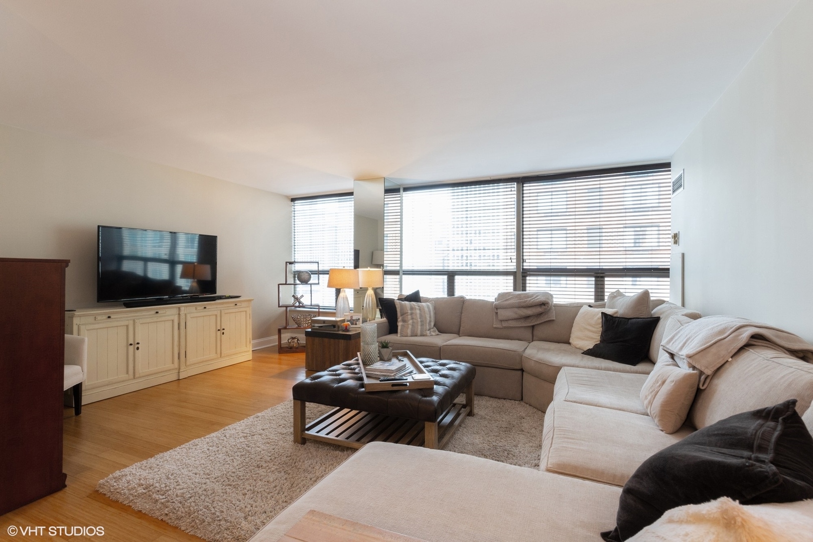 110 East Delaware Place, Unit 2003 Chicago, IL 60611 - Photo 3 of 10