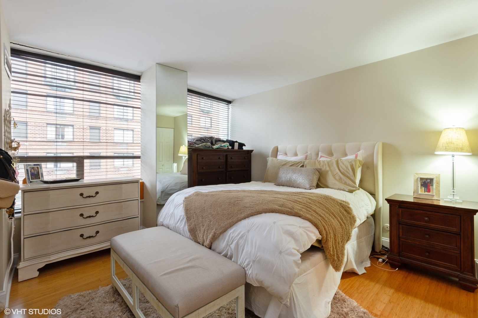 110 East Delaware Place, Unit 2003 Chicago, IL 60611 - Photo 9 of 10