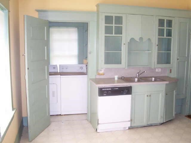 1701 Sylvester Road Houston, TX 77009 - Photo 9 of 19 Cute & kitschy kitchen.
(washer/dryer not provided)