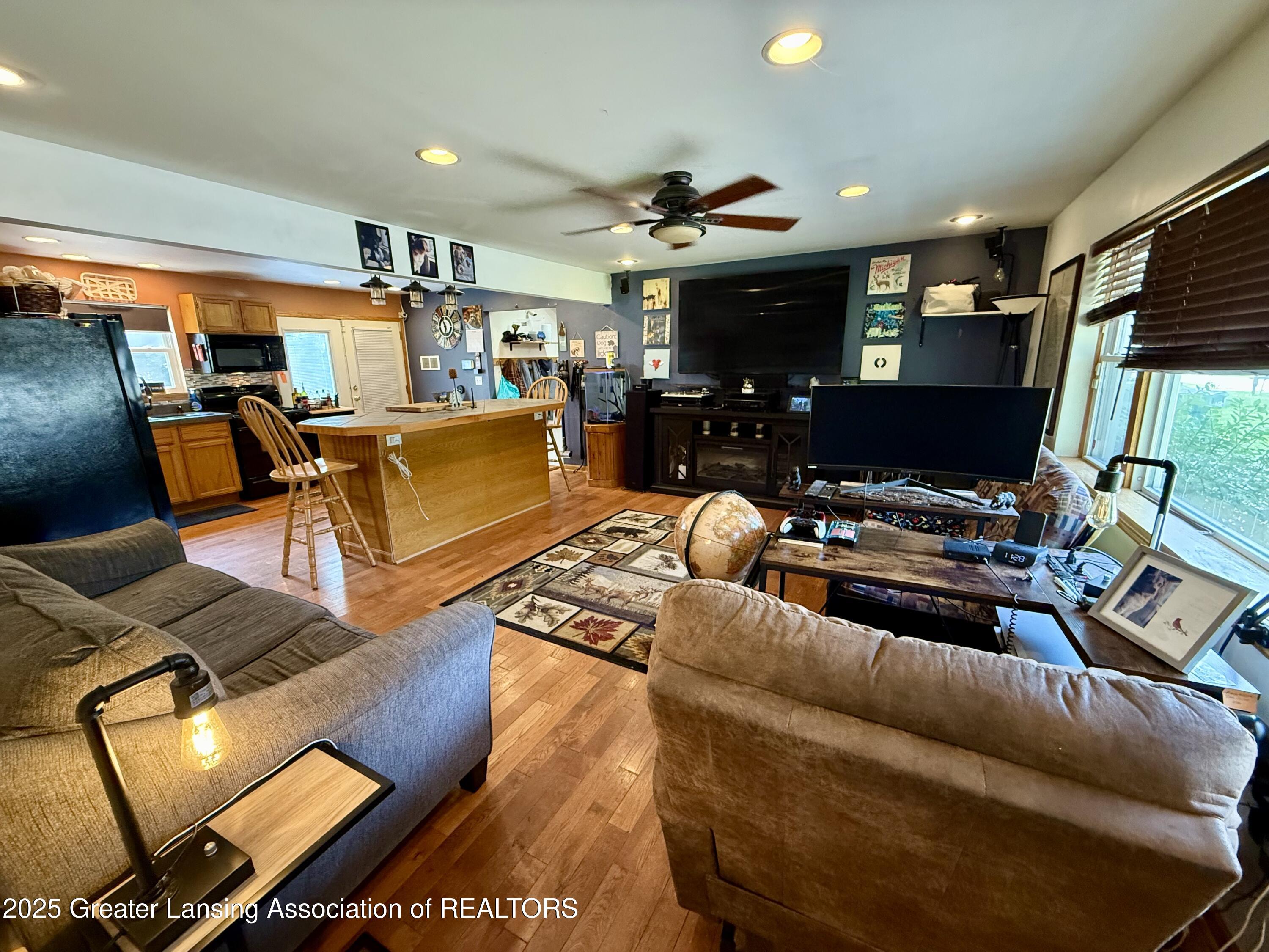 5927 Hughes Road Lansing, MI 48911 - Photo 4 of 32 IMG_4260